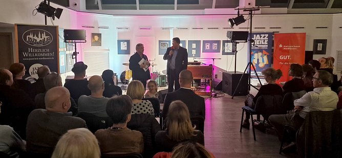 Sparkasse-Vorstand Thomas Seeber er&ouml;ffnete gemeinsam mit Holger Gonska das diesj&auml;hrige Jazzfest (Foto: nnz)