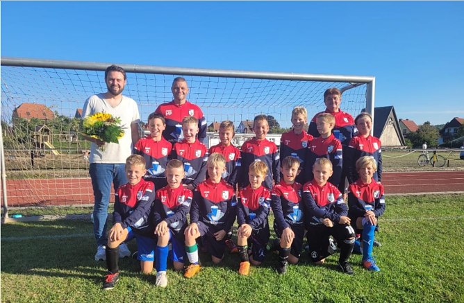 Große Freude über neue Trainingsanzüge bei der SG Harztor (Foto: Roland Gerlach) Große Freude über neue Trainingsanzüge bei der SG Harztor (Foto: Roland Gerlach)