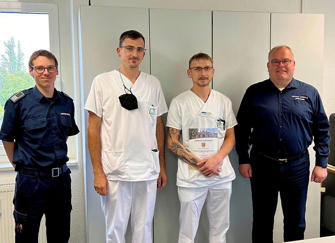 von links: Kreisbrandinspektor Daniel Kunze, Julian Gonschorrek, Dr. med. Matthias Twrznik, Fachgebietsleiter Rettungsdienst, Brand- und Katastrophenschutz Tobias Mielke (Foto: Pressestelle Landratsamt)