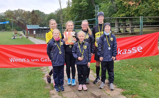 Erfolgreiche Leichtathleten des LV '98 Altstadt (Foto: K.Rotter) Erfolgreiche Leichtathleten des LV '98 Altstadt (Foto: K.Rotter)