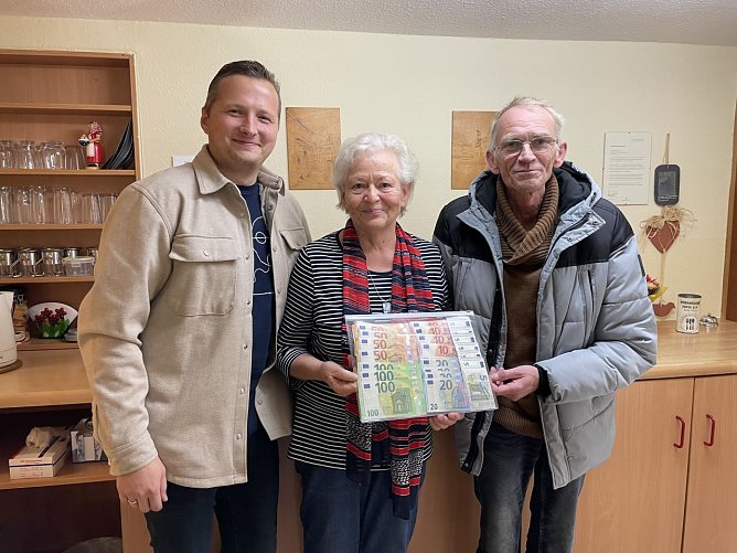 Die Lebenshilfe hat im Rahmen ihres Erntedankfestes 1.500 Euro Spendengelder f&uuml;r die Tafel gesammelt (Foto: Nordth&uuml;ringer Lebenshilfe)