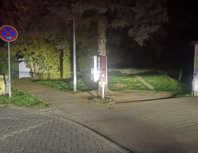 Zigarettenautomat gesprengt (Foto: Landespolizeiinspektion Nordhausen) Zigarettenautomat gesprengt (Foto: Landespolizeiinspektion Nordhausen)