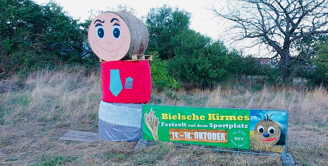 Kleiderbasar zur Kirmes in Bielen (Foto: KiTa Sonnenschein)