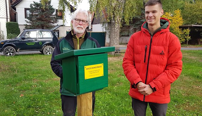 Das Team der Harzer Wandernadel ist viel im Einsatz - hier beim Aufstellen des neuen Kastens in Elende. (Foto: Evangelischer Kirchenkreis S&uuml;dharz)