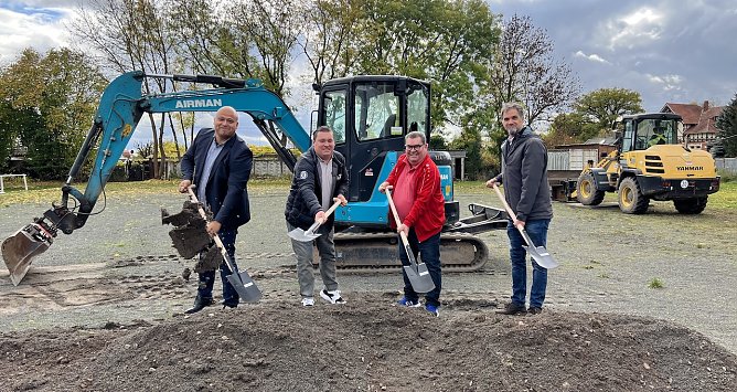 Erster Spatenstich f&uuml;r den neuen Kunstrasenplatz in Salza (Foto: Stadtverwaltung)