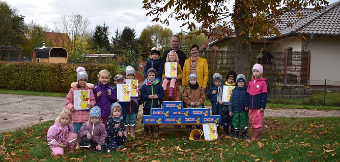 Die Kinder freuen sich über das Tauschgeschäft (Foto: B.Juch) Die Kinder freuen sich über das Tauschgeschäft (Foto: B.Juch)