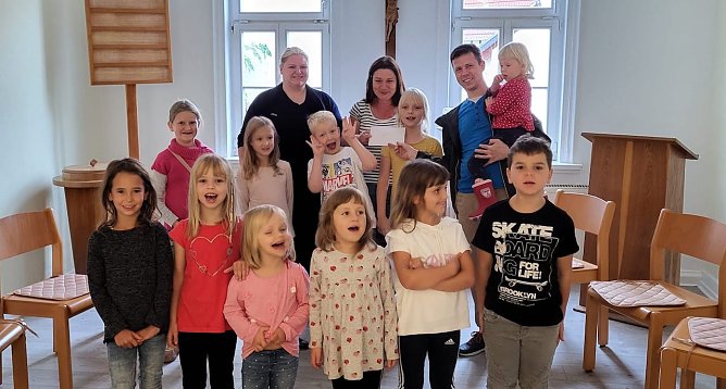 Freude bei den Kindern &uuml;ber die Spende der Kirmesgesellschaft (Foto: K.Volkmann)