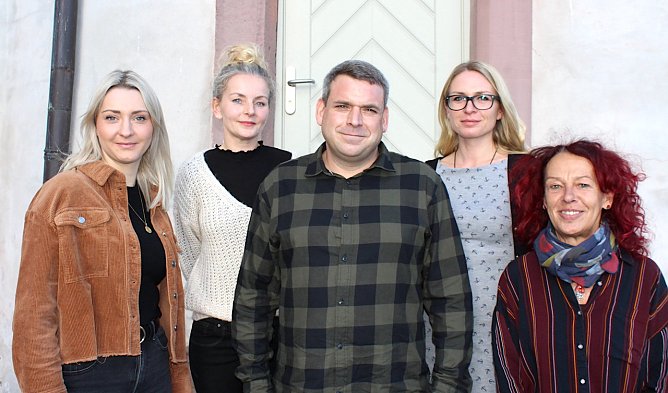 Antonia Bock, Yvonne Ludwig (die f&uuml;r Agathe arbeitet und ebenfalls in das neue B&uuml;ro einzieht), David Gie&szlig;ler, Jessica Stolze und Bereichsleiterin Stefanie Seeboth (v.l.n.r.) (Foto: oas)