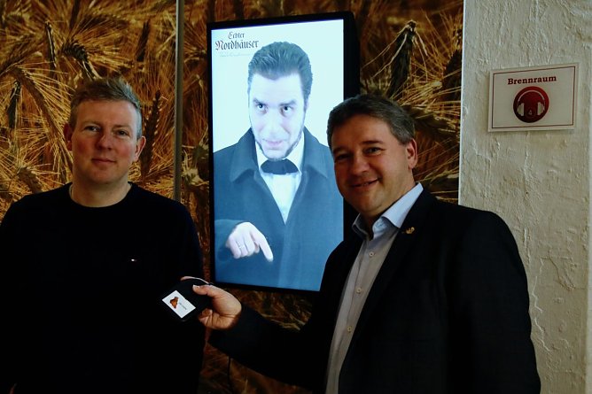 Und noch etwas neues gibt es im Museum: Einzelbesucher werden jetzt auf Bildschirmen von Museumsleiter Thomas M&uuml;ller (rechts)und Schauspieler Thomas Kohl begr&uuml;&szlig;t. Letzterer gibt den Brandherren Joseph Seidel. Die Media-Stationen sind als Teil des "aktiven Museums" in Zusammenarbeit mit Steffen Mund (links) von der Agentur PlusGrad entstanden (Foto: agl)