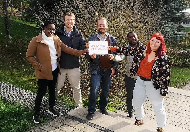 Projektkoordinator Friedrich Ederer (Mitte) mit den beteiligten Team-Mitgliedern des International Offices Cecilia Pr&uuml;fer, Daniel Harder, Abu-Bakar Athman und Melissa G&uuml;rtler (v.l.n.r.) (Foto: Jenny Ettrich)