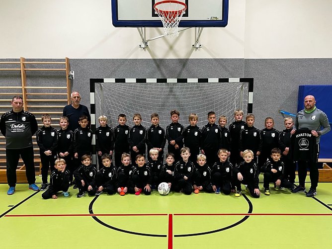 Neue Trainingsanz&uuml;ge f&uuml;r die F-Jugend (Foto: Heiko Hieronymus)