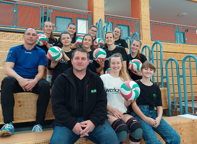 Freude &uuml;ber einen neuen Sponsoren und gute Manschaftsleistungen bei den Bleicher&ouml;der Volleyballerinnen, als neuer G&ouml;nner durfte Martin Gwiasda auch gleich mit auf's Bild (Foto: Andre Kretzschmar)