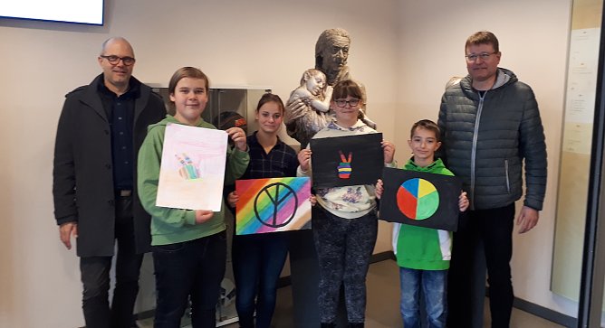 Holger Richter (links) und Prof. Dr. Philip Heiser (rechts) mit Anton, Xenia, Michelle und Elias. (Foto: Pestalozzi-Schule)