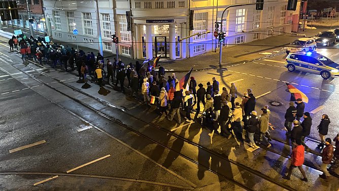 Gut 300 Menschen protestierten heute gegen die Regierungspolitik (Foto: oas)