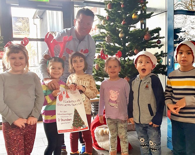  Zusammen mit den Kindern der Bienchengruppe des Kindergartens Heringen pr&auml;sentiert Gesch&auml;ftsf&uuml;hrer Jens Eisenschmidt das spezielle Angebot f&uuml;r die kommenden Adventssonntage (Foto: Badehaus Nordhausen)