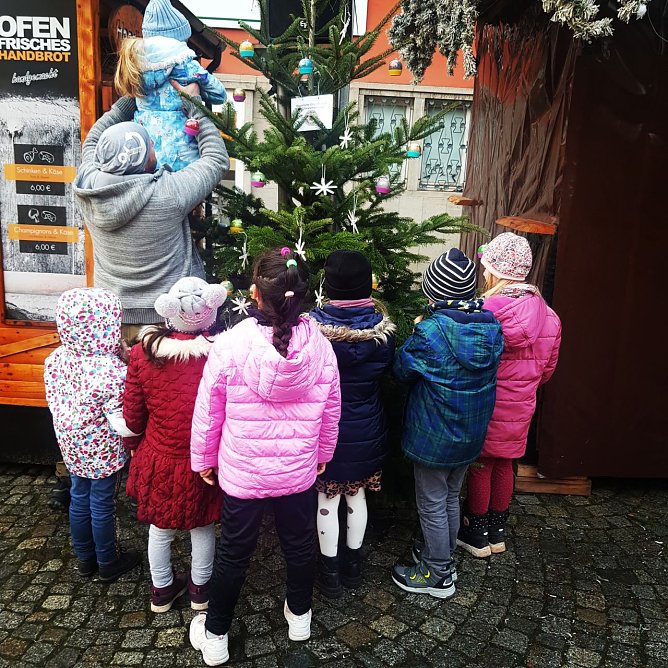 GS "Am Förstemannweg" schmückt Weihnachtsbaum am Rathausplatz (Foto: Heiko Hieronymus) GS "Am Förstemannweg" schmückt Weihnachtsbaum am Rathausplatz (Foto: Heiko Hieronymus)