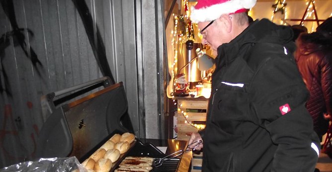 Fr&ouml;hlichkeit vor der Garage (Foto: Kurt Frank)