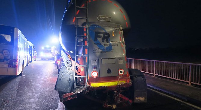 Unfall mit Beteiligung eines Busses heute Morgen in Bleicherode (Foto: F&uuml;rwehr Bleicherode)