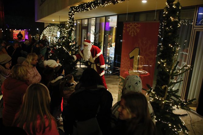 Das erste T&uuml;rchen auf dem Nicolaiplatz wurde ge&ouml;ffnet (Foto: agl)