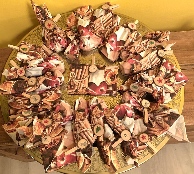 Adventskalender mal anders. Frau M&ouml;ller freut sich &uuml;ber den selbstgebastelten Adventskalender ihrer Enkelkinder. (Foto: I. M&ouml;ller)