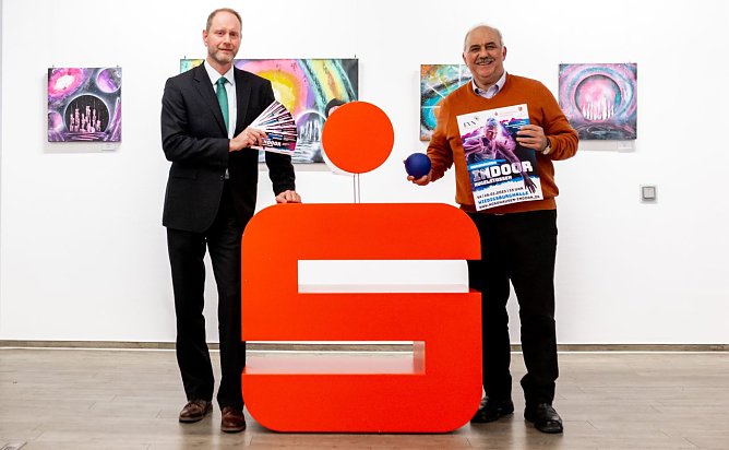 Ran an die Tickets: Sebastian Gr&auml;ser, Abteilungsleiter der Nordh&auml;user Kreissparkasse, und Meeting-Direktor Werner H&uuml;tcher pr&auml;sentieren die Karten und das Plakat f&uuml;r das Nordhausen-Indoor. (Foto: Christoph Keil)