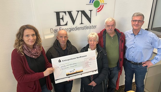 (v.l.n.r.: Jana Z&ouml;ller, Gesch&auml;ftsf&uuml;hrerin der EVN, Familien Thelemann und Buschky (Brandopfer), Axel Grimm, EVN) (Foto: EVN)