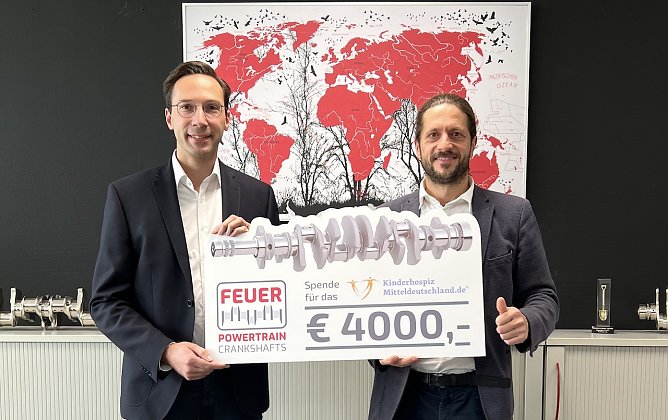 Dominic Deig (Gesch&auml;ftsf&uuml;hrer FEUER powertrain, l.) und Michael Heber (Gesch&auml;ftsf&uuml;hrer Kinderhospiz Mitteldeutschland) (Foto: FEUERpowertrain)