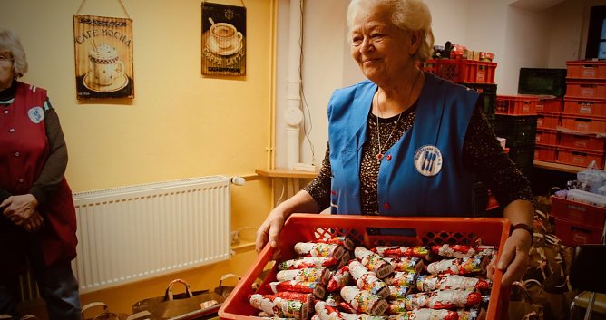Dank vieler Spenden war der Gabentisch der Tafel heute reich gedeckt (Foto: agl)