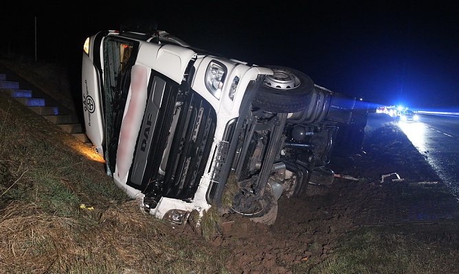 LKW kippte heute Morgen in den Graben (Foto: S.Dietzel)