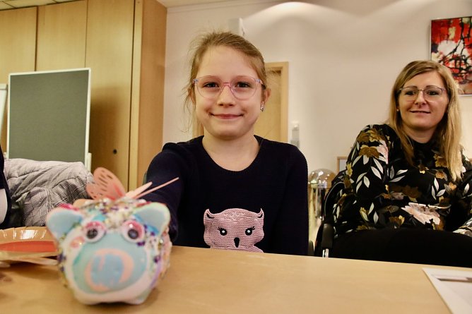 Schickes Schweinchen, gl&uuml;ckliche Gewinnerin - Emilia und ihr Glitzersparschwein (Foto: agl)