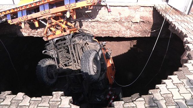 Im Jahr 2010 "verschwand" ein Radlader im ersten Erdfall (Foto: nnz)