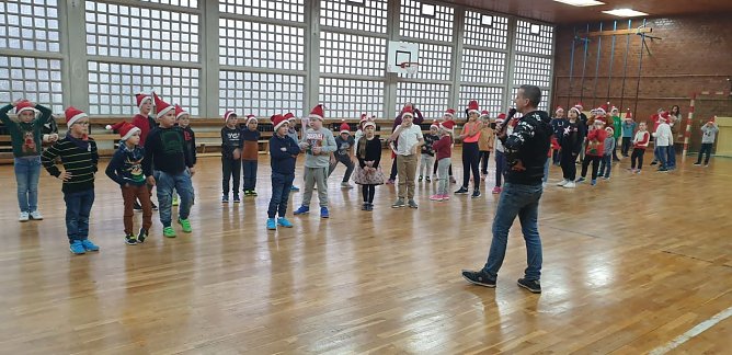 Tanzprojekt in der Turnhalle (Foto: Beate Blumenthal) Tanzprojekt in der Turnhalle (Foto: Beate Blumenthal)