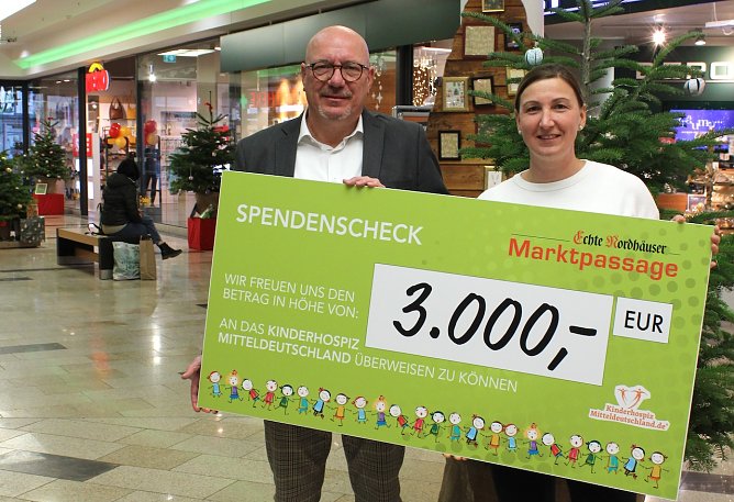 Centermanager Torsten Pietzsch &uuml;bergibt den symbolischen Scheck (Foto: J.Lautenbach)