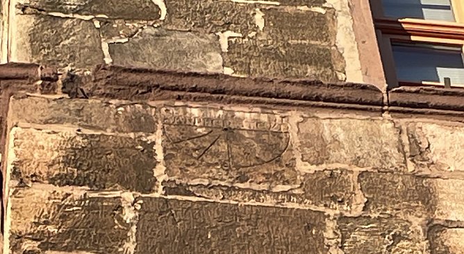 Eine zweite Sonnenuhr (und er Bildmitte zu erkennen) befindet sich am Nordh&auml;user Rathaus (Foto: T.Sch&auml;fer)