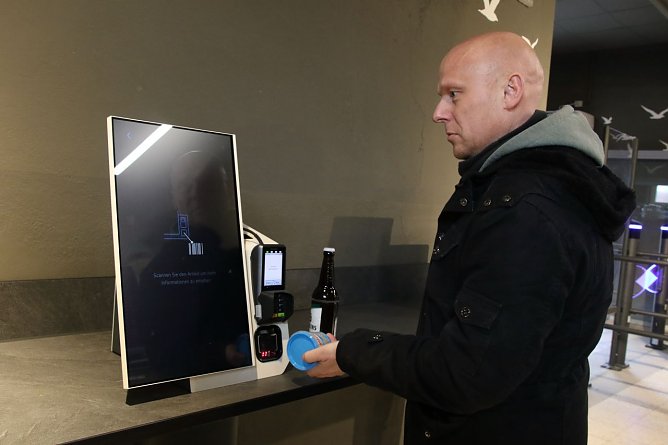 Selbst ist der Kunde - bezahlt wird im "IO" Markt bargeldlos, nachdem man seinen Einkauf eingescannt hat (Foto: agl)