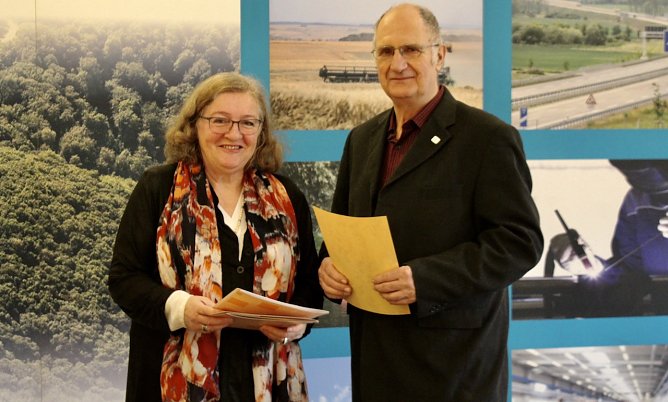 Dipl. Ing. Joachim M&auml;der aus Sondershausen (rechts im B.) wurde von der Vizepr&auml;sidentin des Th&uuml;ringer Landtages, Dorothea Marx (SPD) mit dem Th&uuml;ringer Ehrenamtszertifikat geehrt (Foto: Eva Maria Wiegand)