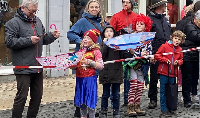 Schirme sollten in den n&auml;chsten Tagen unbedingt bereit gehalten werden - egal f&uuml;r welchen Zweck. (Foto: oas)
