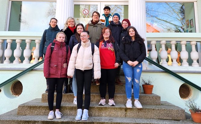 Azubis vorm Familienzentrum (Foto: IWK) Azubis vorm Familienzentrum (Foto: IWK)