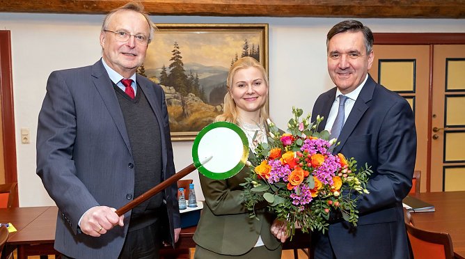 Gratulation zur Wahl als neue HSB-Gesch&auml;ftsf&uuml;hrerin: Thomas Balcerowski (rechts), HSB-Aufsichtsratsvorsitzender und Landrat des Landkreises Harz, sowie HSB-Gesch&auml;ftsf&uuml;hrer Matthias Wagener (links) gratulierten Katrin M&uuml;ller am heutigen Vormittag im Werniger&ouml;der Rathaus zu Ihrer Wahl als neue HSB-Gesch&auml;ftsf&uuml;hrerin ab dem 1. Juli. (Foto: HSB/Dirk Bahnsen)