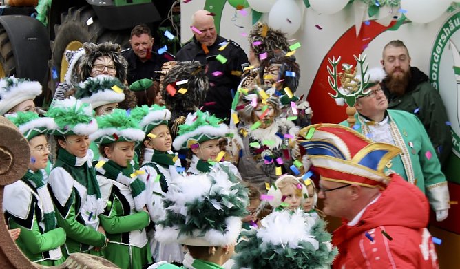 Der Sondershäuser Carnevals-Club Grün-Weiß führte den Rosenmontagszug an (Foto: Eva Maria Wiegand) Der Sondershäuser Carnevals-Club Grün-Weiß führte den Rosenmontagszug an (Foto: Eva Maria Wiegand)