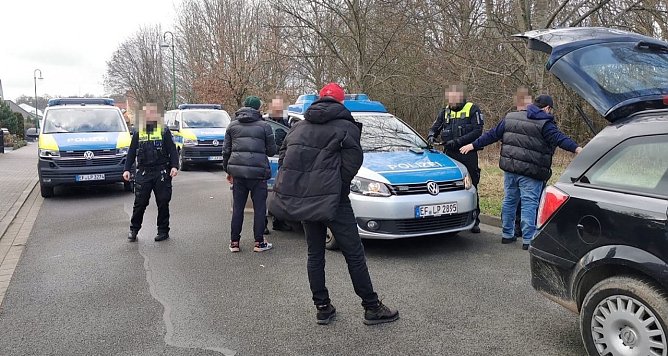 Kontrolle des Fahrzeugs mit dem gestohlenen Hochprozentigen (Foto: S.Dietzel)