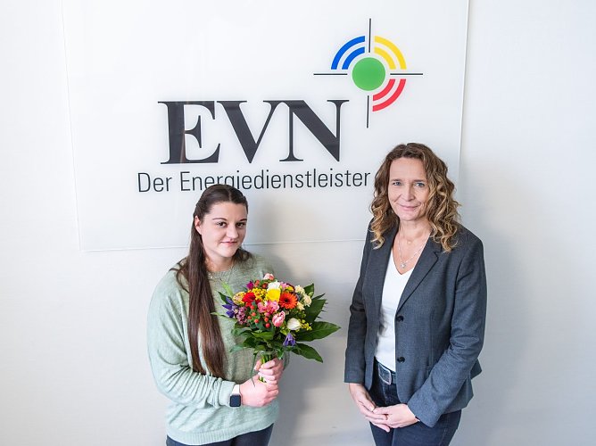 Jana Z&ouml;ller (rechts im Bild) begr&uuml;&szlig;t Michelle Schumann  als neue Auszubildende der EVN (Foto: EVN)