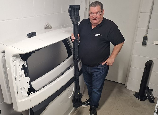 Frank Kirchhoff zeigt die Zierleiste ID Buzz von Volkswagen, die in Nordhausen produziert wird. (Foto: nnz)