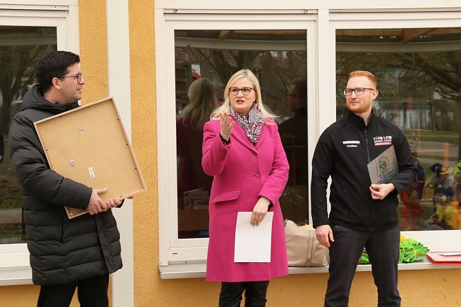 Anette Weidemann vom Landessportbund hatte neben der Auszeichnung auch noch ein paar Geschenke dabei (Foto: agl)