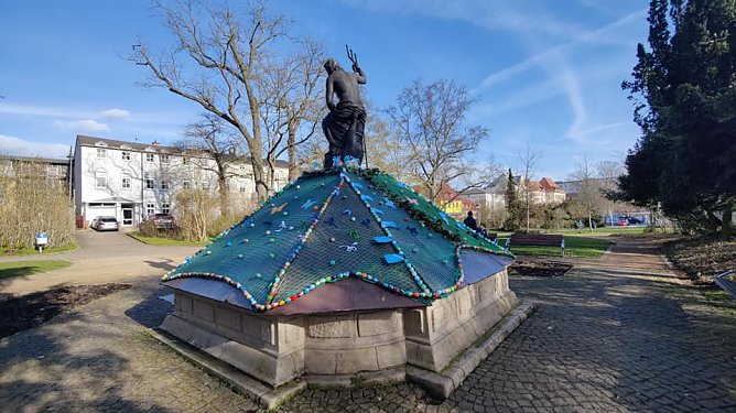Der Nordh&auml;user Neptunbrunnen ist noch eingehaust, aber schon geschm&uuml;ckt (Foto: P.Blei)