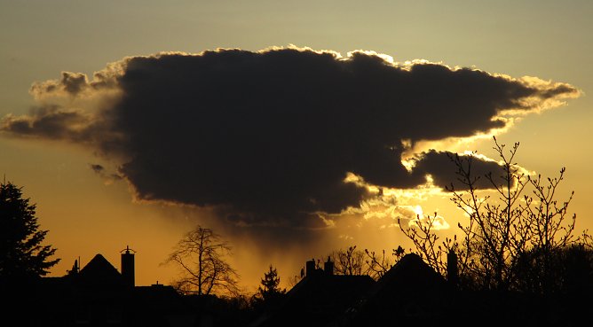 Regenmaschinenheißluftballon über Nordhausen gesichtet (Foto: B.Thielbeer) Regenmaschinenheißluftballon über Nordhausen gesichtet (Foto: B.Thielbeer)