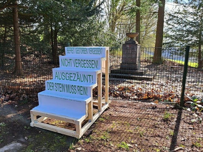 Eine symbolische Treppe für den Sülzhayner Friedhof (Foto: Jugend für Dora) Eine symbolische Treppe für den Sülzhayner Friedhof (Foto: Jugend für Dora)