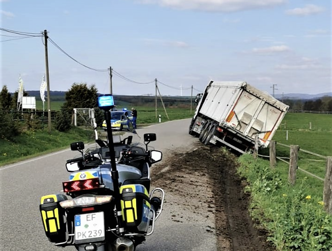 Ein Lkw drohte bei Immenrode umzustürzen (Foto: Landespolizeiinspektion Nordhausen) Ein Lkw drohte bei Immenrode umzustürzen (Foto: Landespolizeiinspektion Nordhausen)
