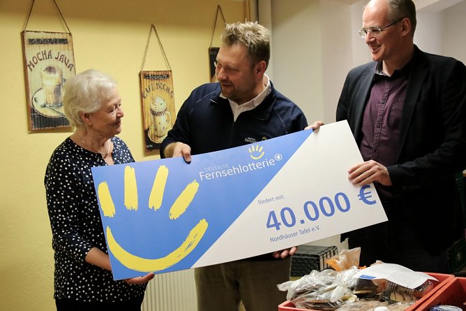 v.l.: Tafel-Chefin Helga Rathnau, Stephan Masch von der Deutschen Fernsehlotterie und Landrat Matthias Jendricke bei der Scheck&uuml;bergabe (Foto: agl)