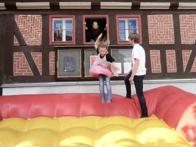 Der Kinder-Kirchen-Laden packt am Freitag das große Hüpfkissen aus (Foto: KILA) Der Kinder-Kirchen-Laden packt am Freitag das große Hüpfkissen aus (Foto: KILA)